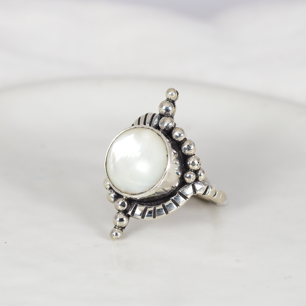 Origin Embrace Ring ◇ Mother of Pearl ◇ Size 7